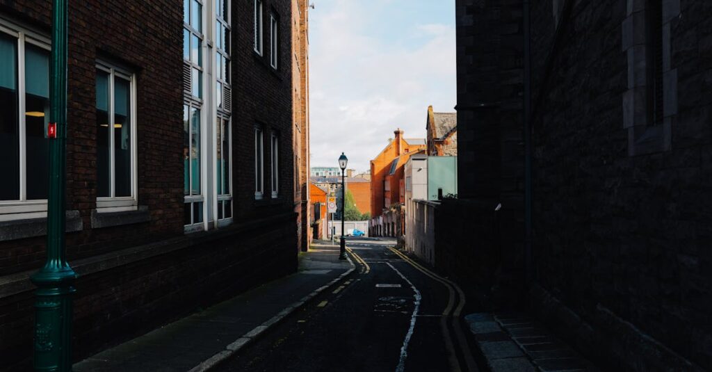 Comprendre le shadow IT : une exploration des risques potentiels découvrez ce qu'est le shadow it, ses risques pour la sécurité des entreprises, et comment mieux gérer l'utilisation d'outils technologiques non autorisés par le service informatique.