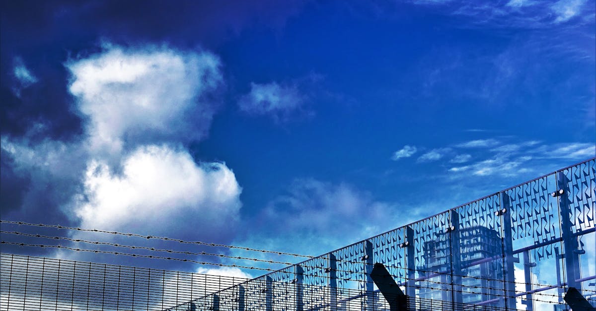 découvrez l'importance de la sécurité cloud, les meilleures pratiques pour protéger vos données en ligne, et comment renforcer la cybersécurité de votre entreprise dans un environnement cloud.