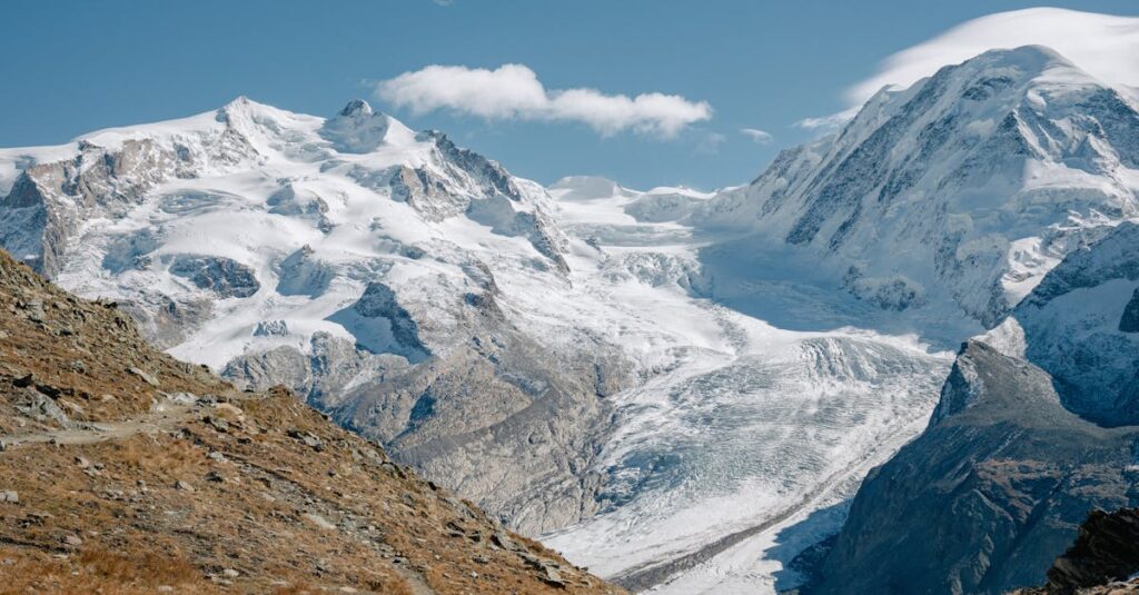 Comprendre le concept de cloud hybride : un équilibre parfait entre les environnements cloud public et privé découvrez ce qu'est le cloud hybride, ses avantages pour les entreprises, et comment combiner cloud privé et public pour optimiser performance, sécurité et flexibilité informatique.