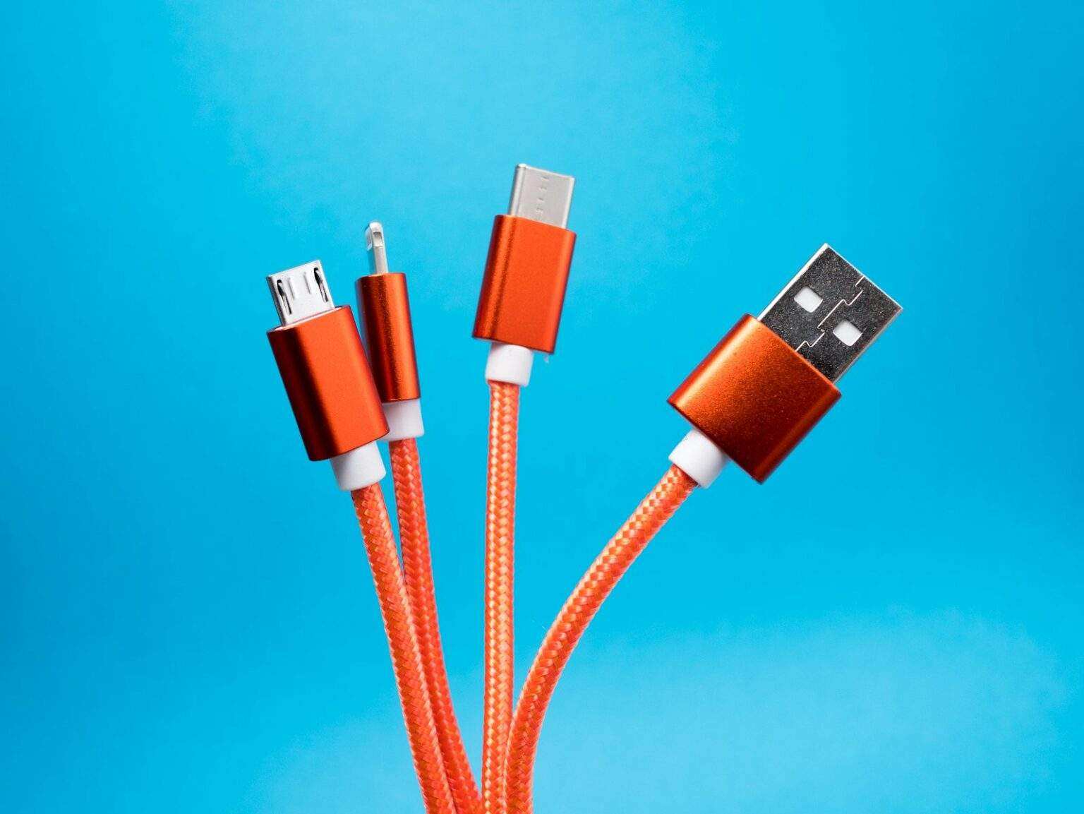 USB-A, USB-B, USB-C : comprendre les différences entre ces connecteurs universels orange USB cables